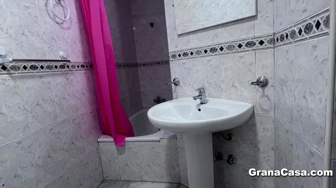 Bathroom of Flat for rent in Granada  with Air Conditioner, Heating and Private garden