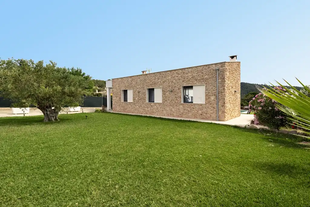 Vista exterior de Casa o xalet en venda en Sa Pobla amb Jardí privat i Terrassa