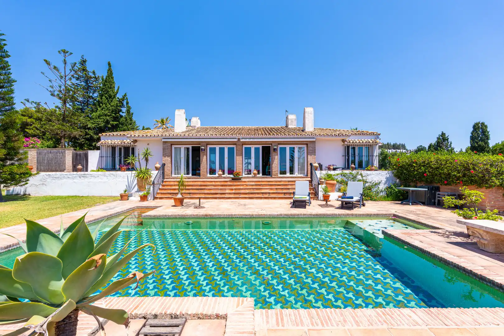Vista exterior de Casa o xalet en venda en Mijas amb Aire condicionat, Jardí privat i Terrassa