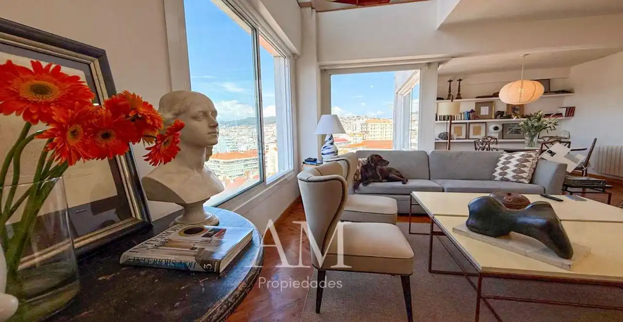 Sala d'estar de Dúplex en venda en Vigo  amb Calefacció, Terrassa i Traster