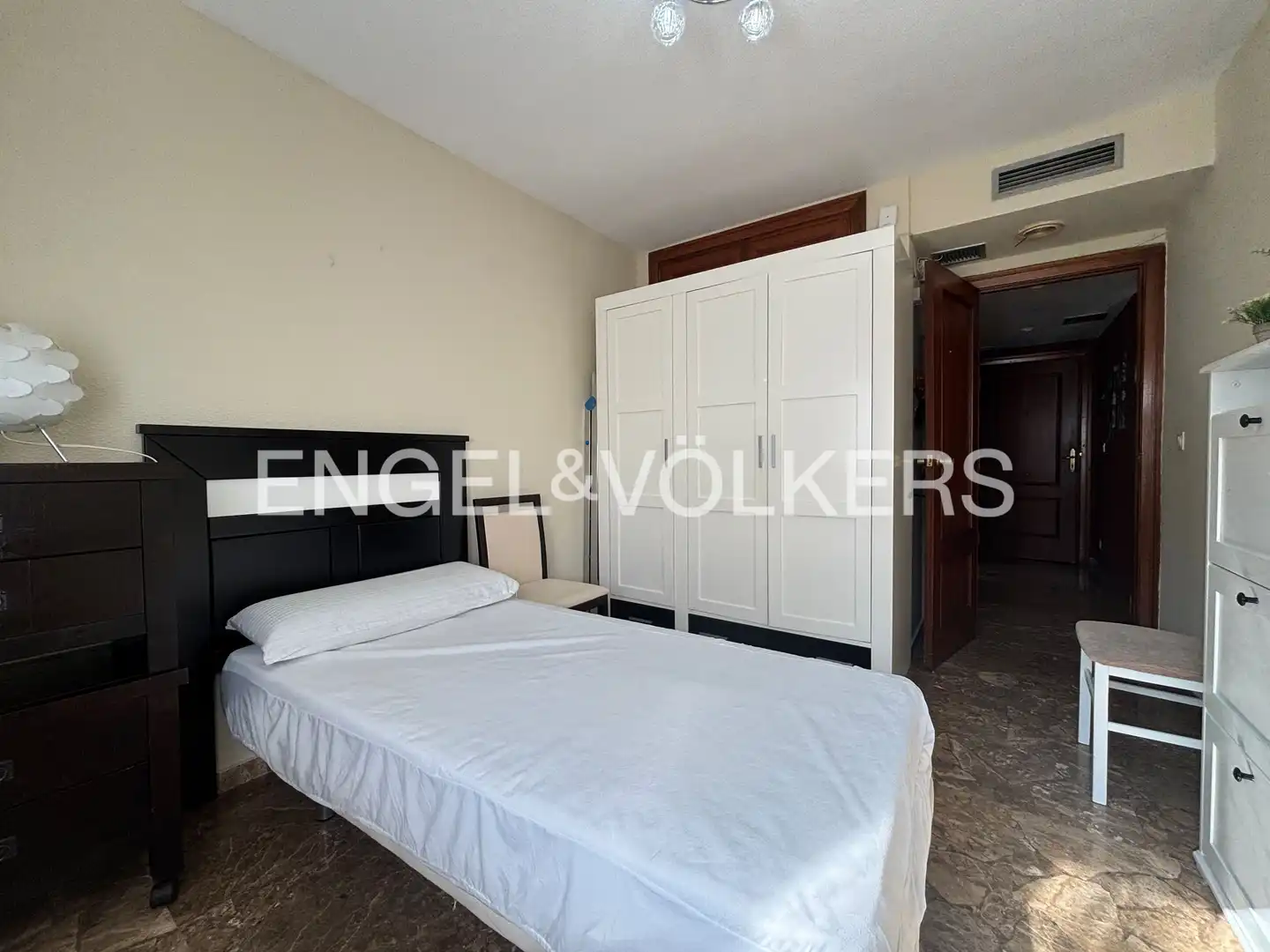 Schlafzimmer von Wohnung zur Miete in Valencia mit Klimaanlage, Heizung und Balkon
