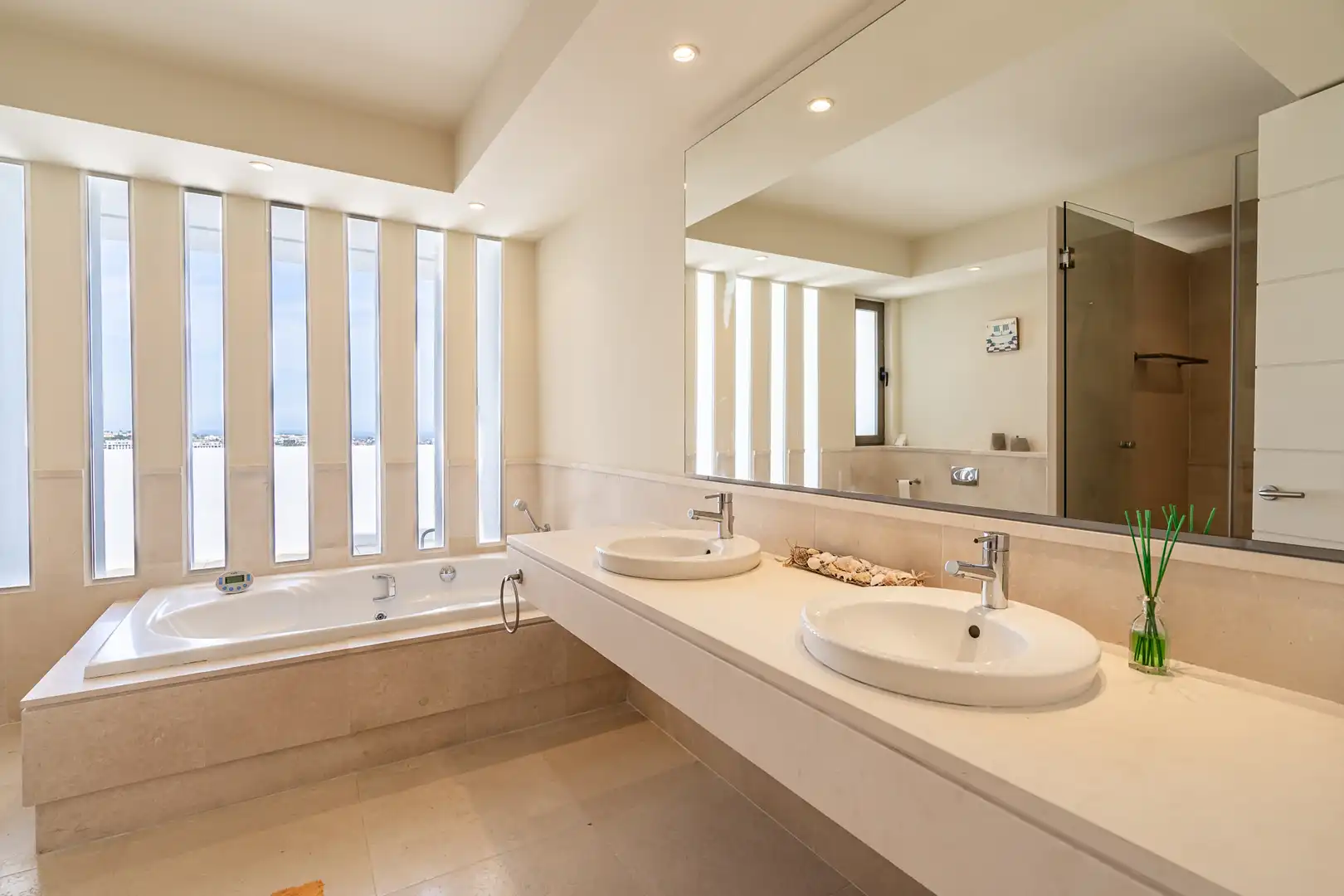 Bathroom of Attic for sale in Benahavís  with Air Conditioner, Terrace and Storage room