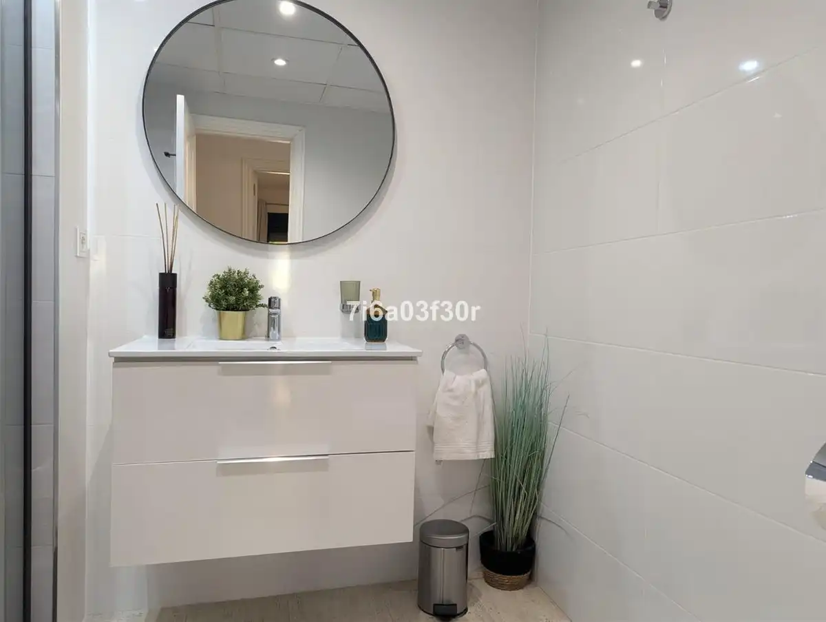 Badezimmer von Wohnungen zum Verkauf in Marbella mit Heizung, Privatgarten und Terrasse