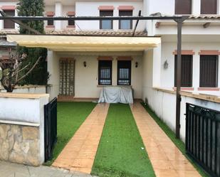 Jardí de Casa o xalet en venda en El Hito  amb Calefacció, Traster i Piscina comunitària