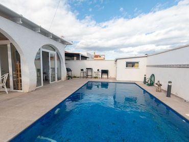 Detached house with pool for sale in Nueva Torrevieja - Aguas Nuevas