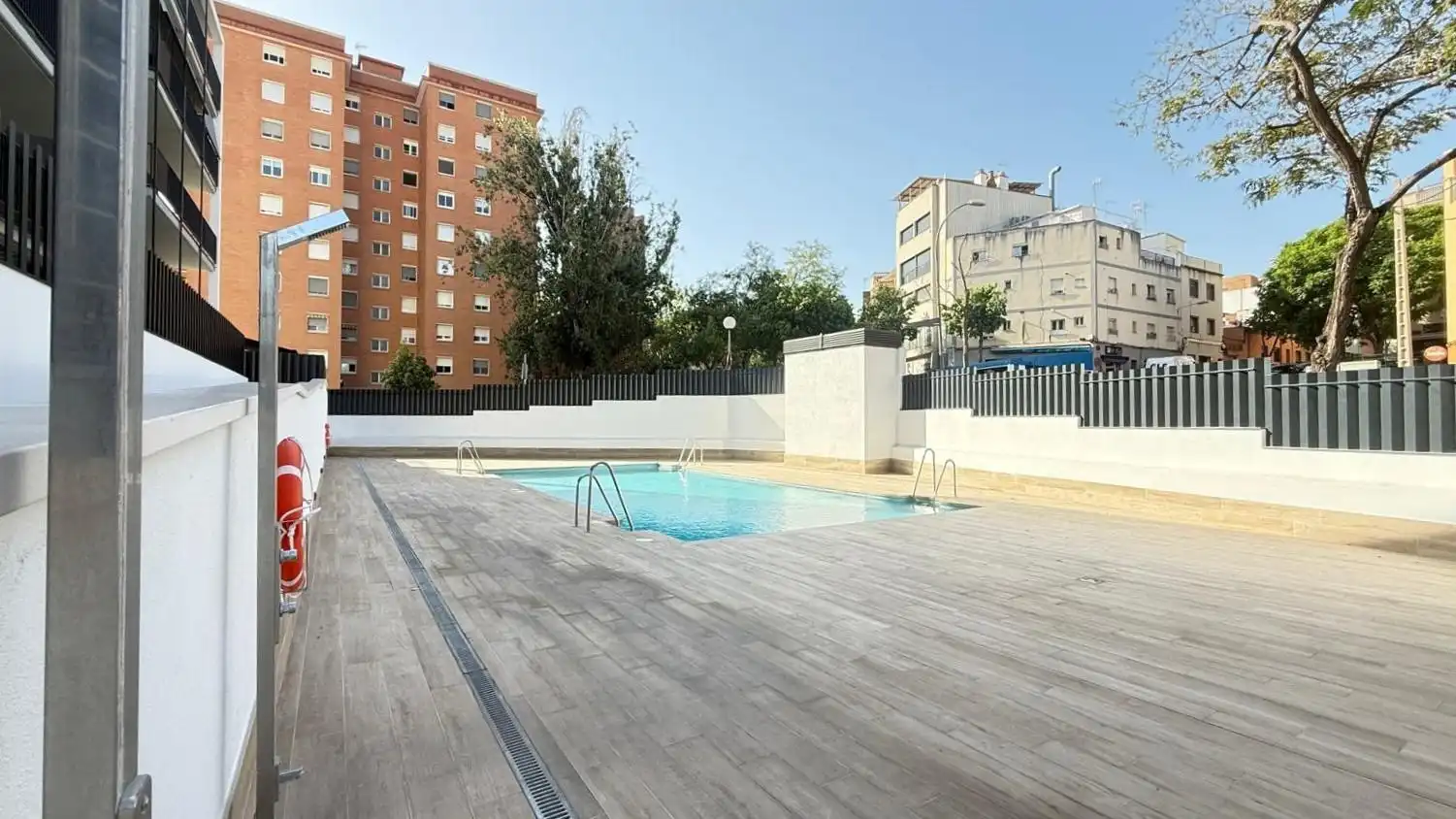 Piscina de Pis de lloguer en Badalona amb Aire condicionat, Balcó i Piscina comunitària