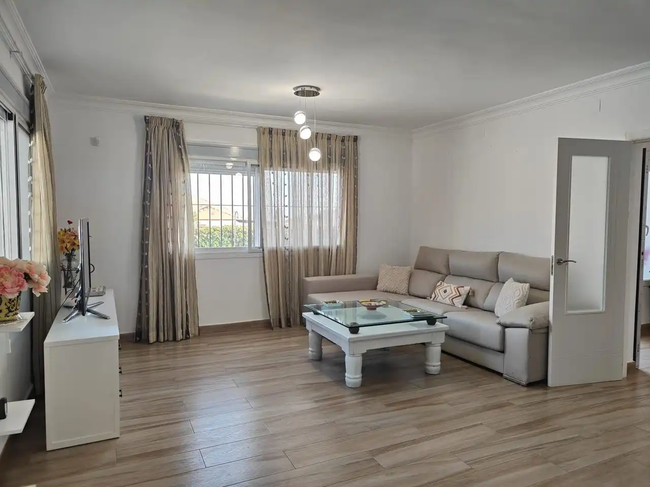 Sala d'estar de Casa o xalet de lloguer en Alhaurín de la Torre amb Aire condicionat, Jardí privat i Piscina