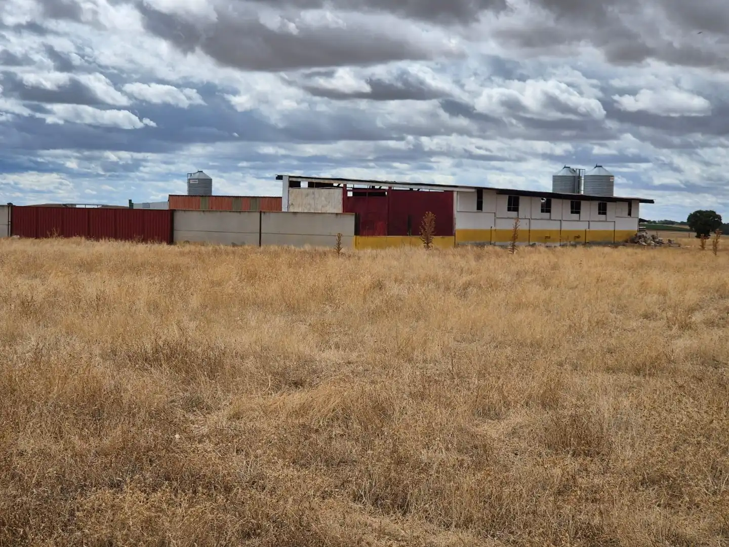 Vista exterior de Nau industrial en venda en Olivares de Duero