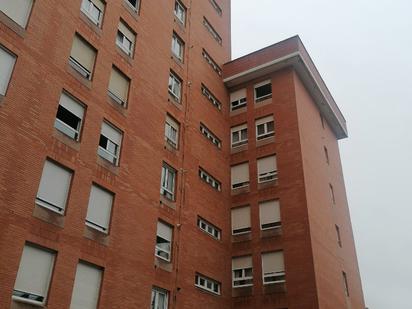Vista exterior de Pis en venda en Gijón  amb Calefacció, Jardí privat i Parquet