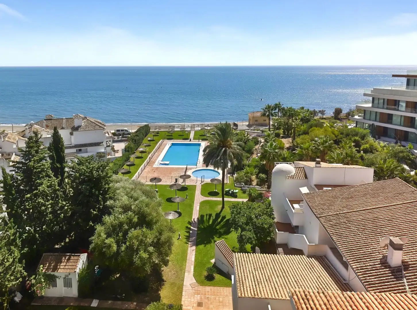 Exterior view of Flat for sale in Estepona  with Air Conditioner, Terrace and Community pool