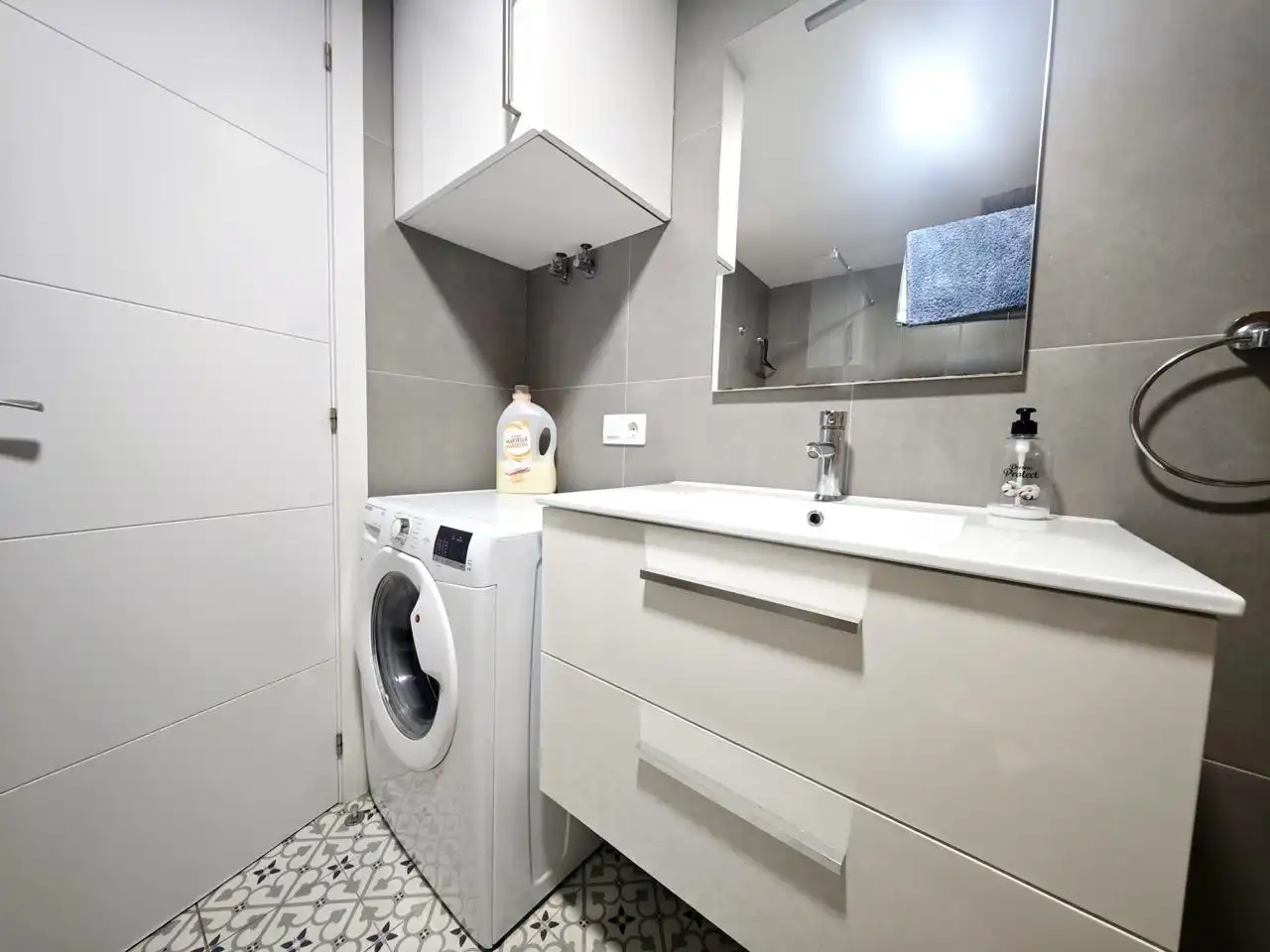 Bathroom of Flat for sale in San Bartolomé de Tirajana  with Air Conditioner, Terrace and Furnished