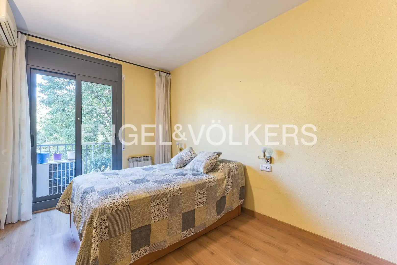 Bedroom of Flat for rent in Esplugues de Llobregat  with Air Conditioner, Heating and Parquet flooring