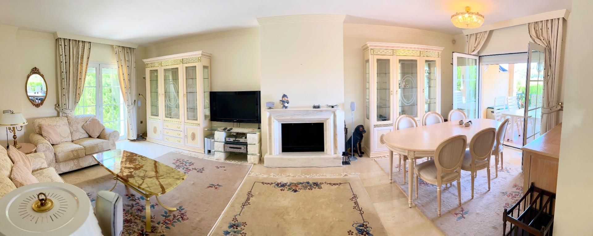 Sala d'estar de Casa adosada en venda en Benalmádena amb Aire condicionat, Jardí privat i Terrassa