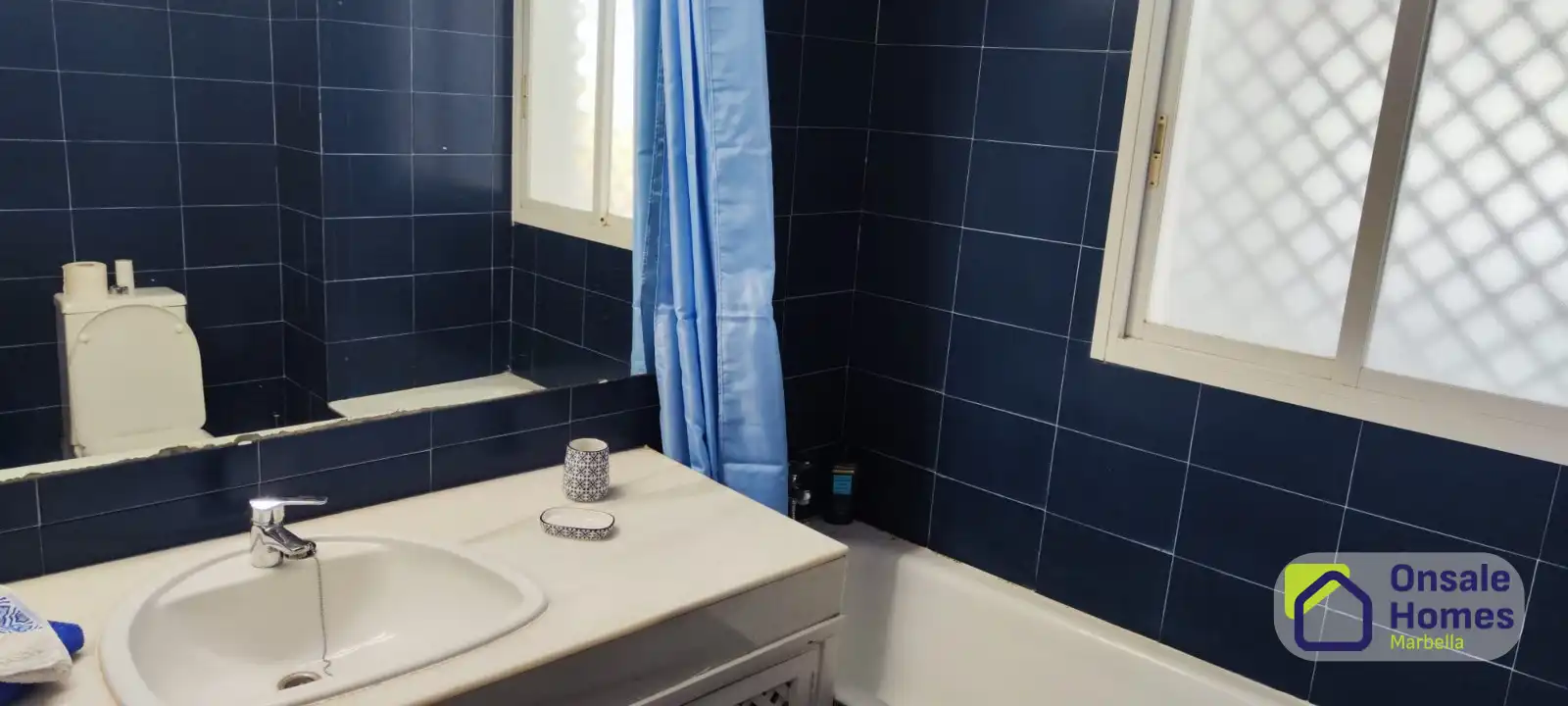 Baño de Apartamento en venta en Marbella con Terraza, Trastero y Piscina comunitaria