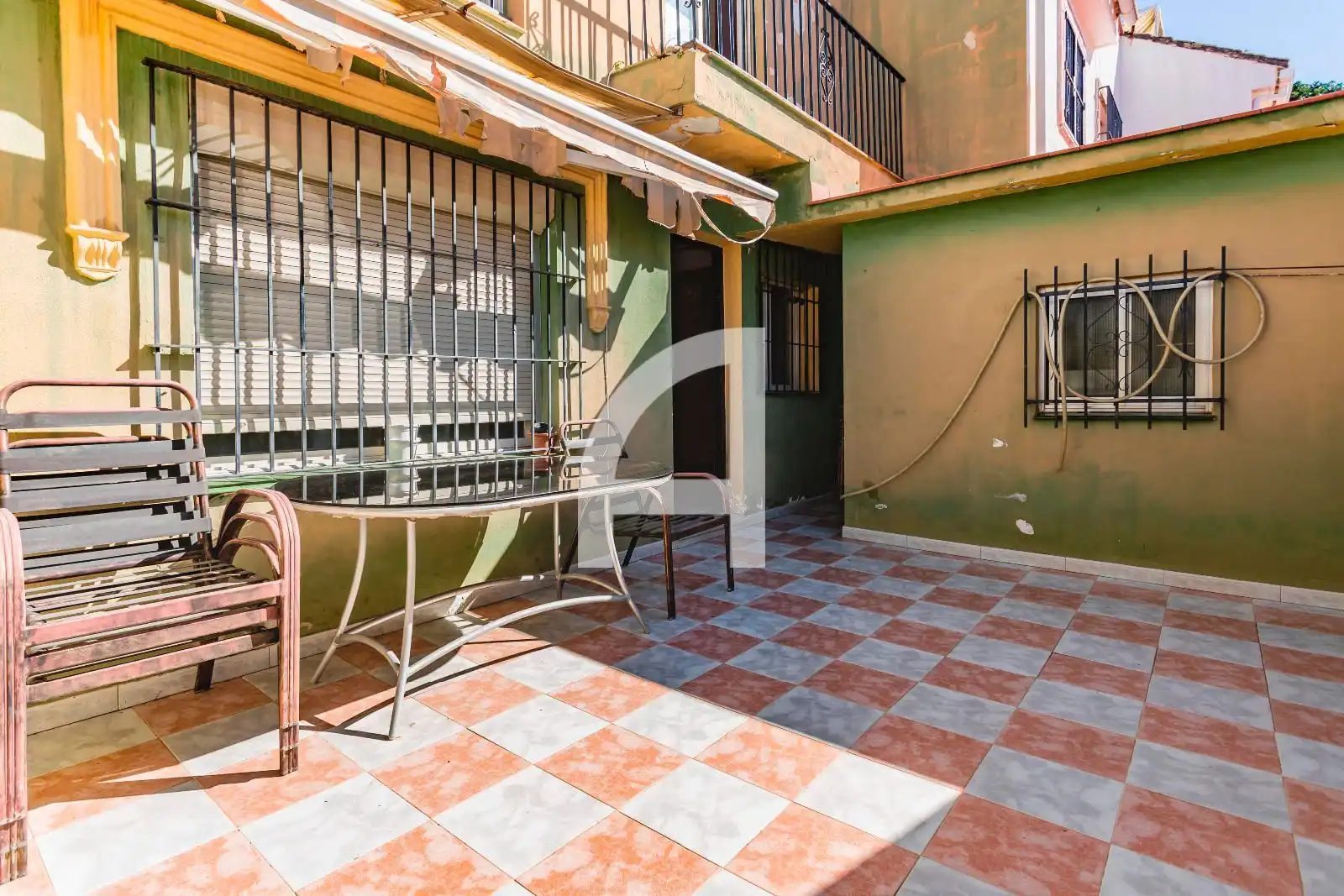 Terrasse von Einfamilien-Reihenhaus zum Verkauf in Fuengirola mit Terrasse, Abstellraum und Schwimmbad