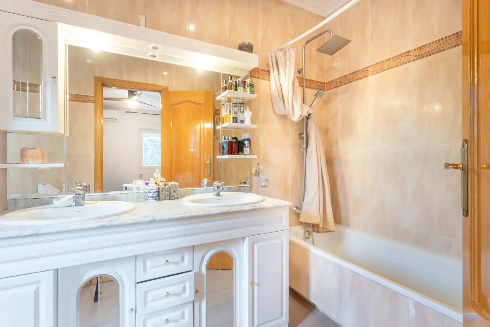 Bathroom of Houses for sale in Villanueva de la Cañada  with Air Conditioner, Heating and Private garden