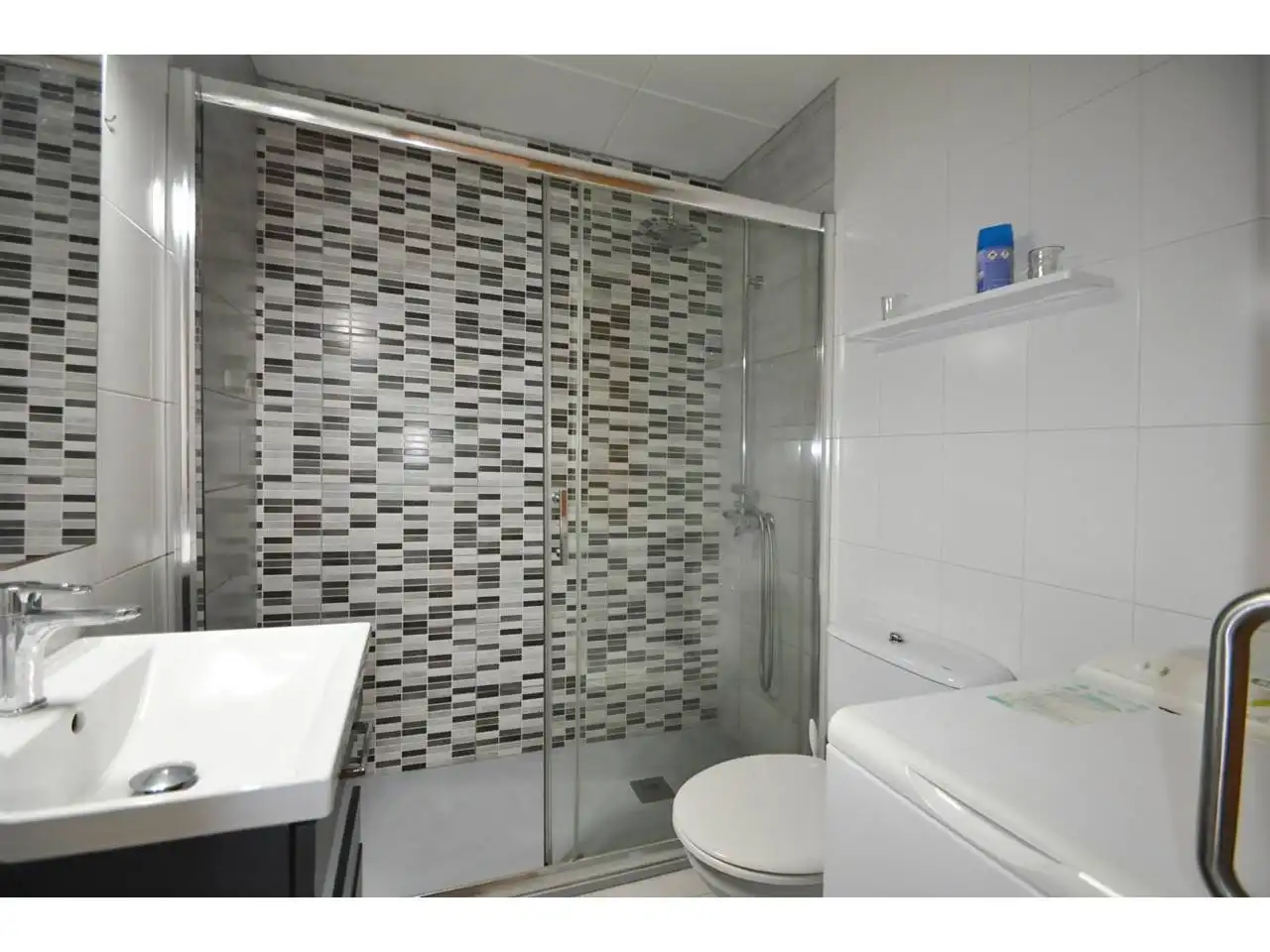 Badezimmer von Wohnung zum Verkauf in Lloret de Mar mit Heizung, Parkett und Möbliert