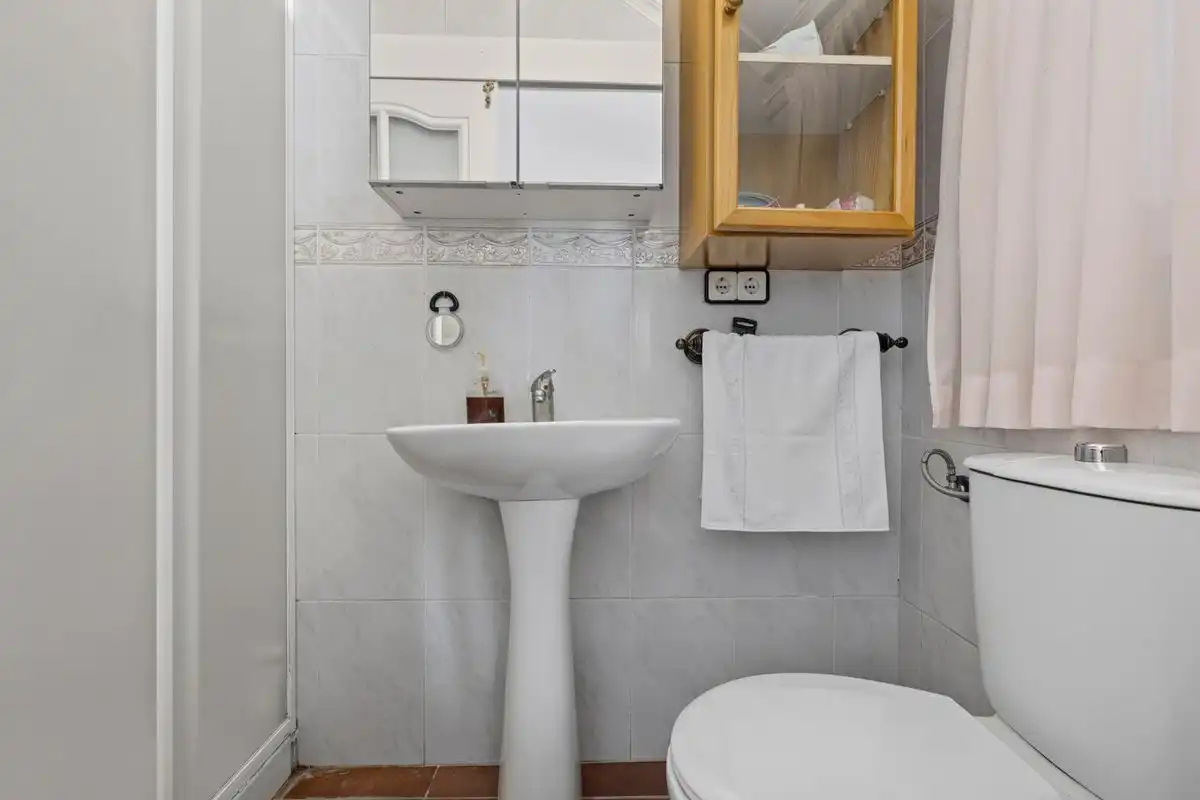 Badezimmer von Maisonette zum Verkauf in Bollullos de la Mitación mit Heizung, Privatgarten und Abstellraum