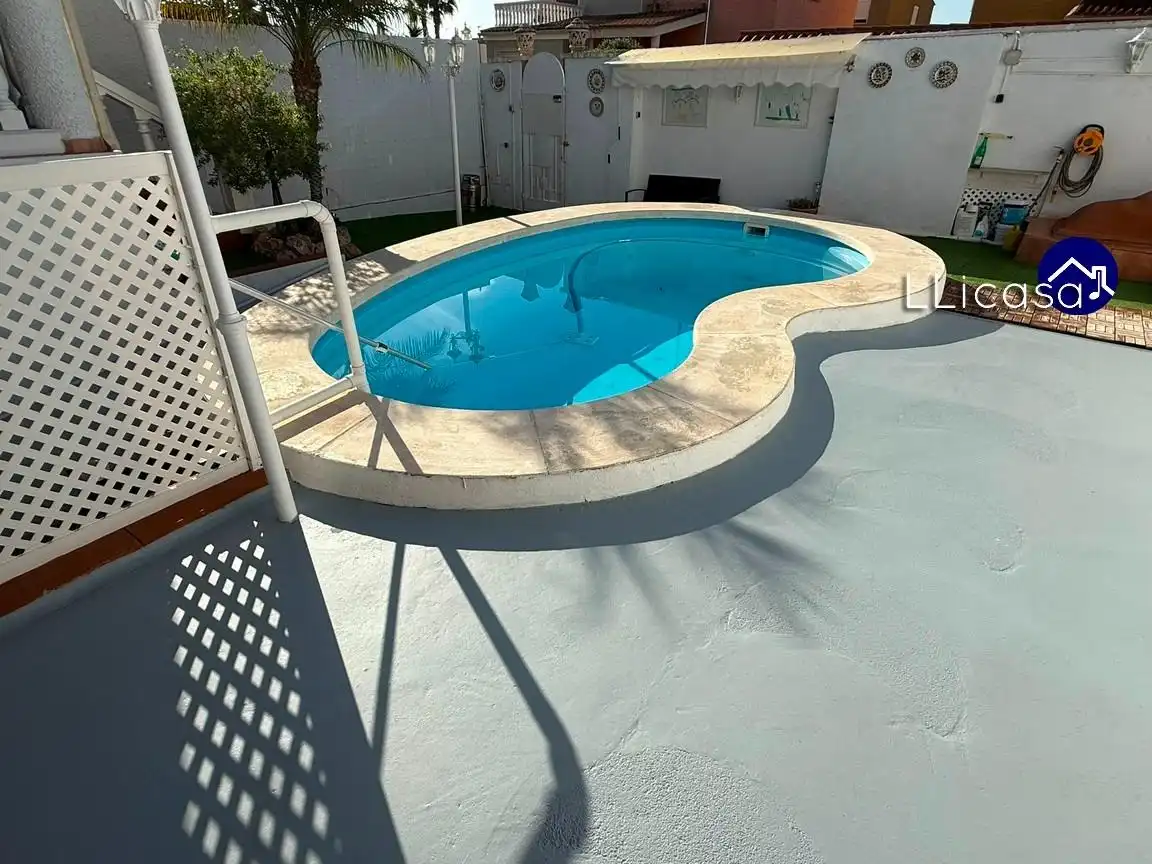 Piscina de Casa adosada en venta en La Pobla de Vallbona con Aire acondicionado, Jardín privado y Terraza