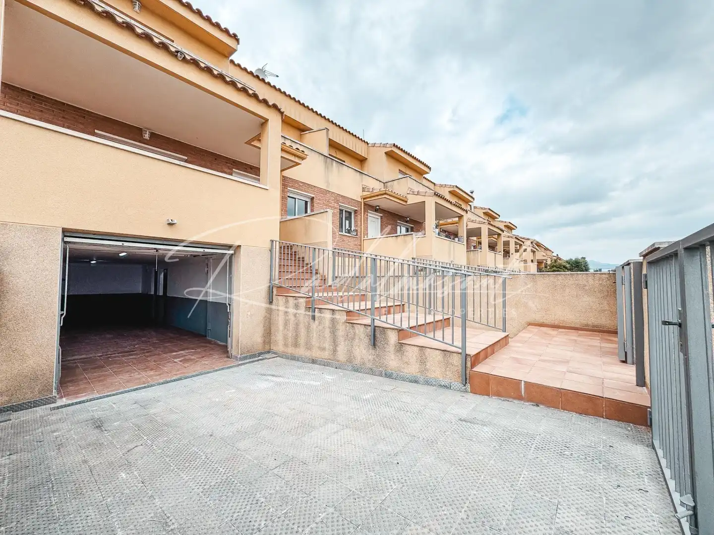 Außenansicht von Einfamilien-Reihenhaus zum Verkauf in Alcover mit Privatgarten und Terrasse