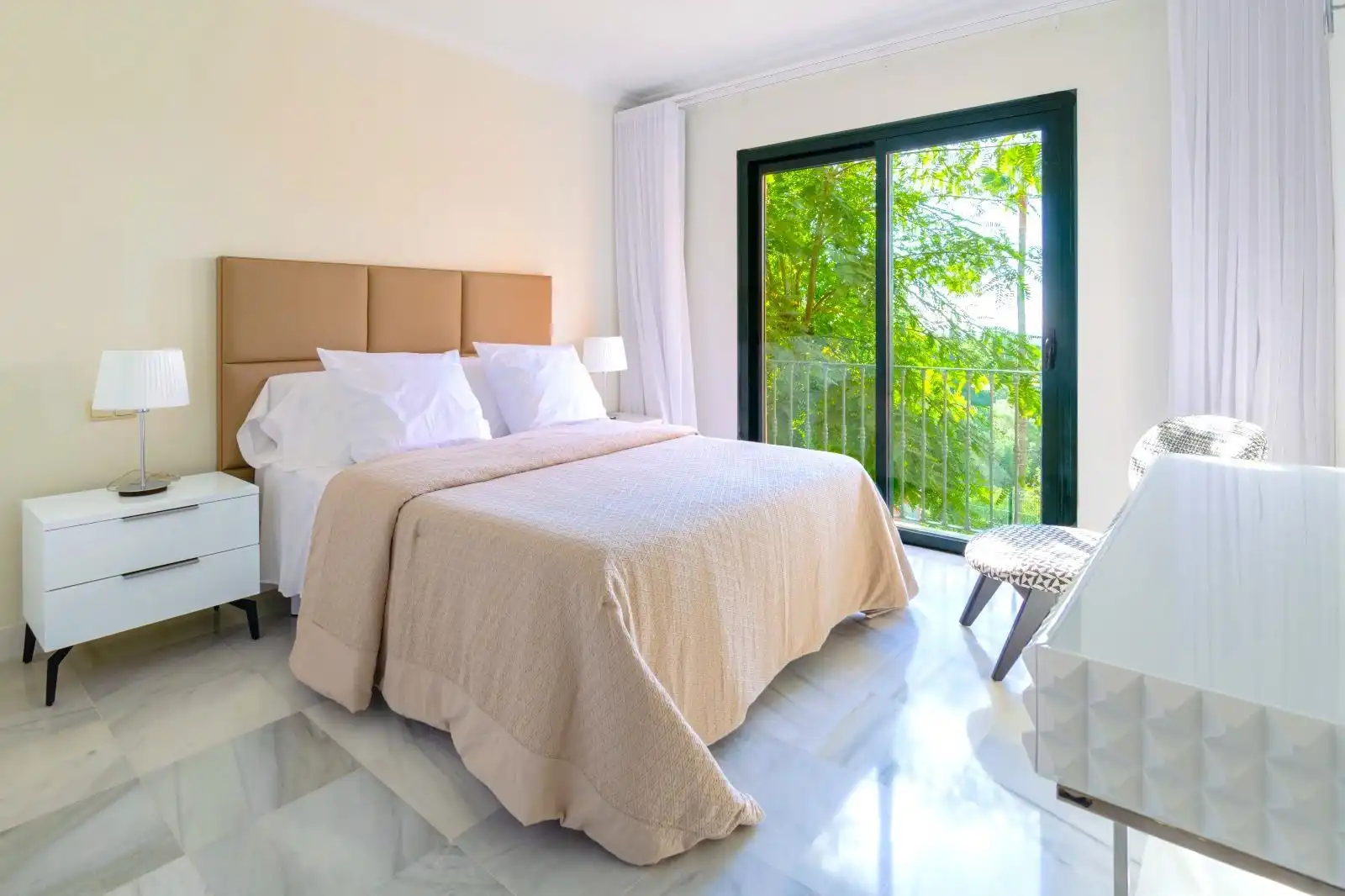Habitación de Apartamento en venta en Benahavís con Terraza, Amueblado y Piscina comunitaria