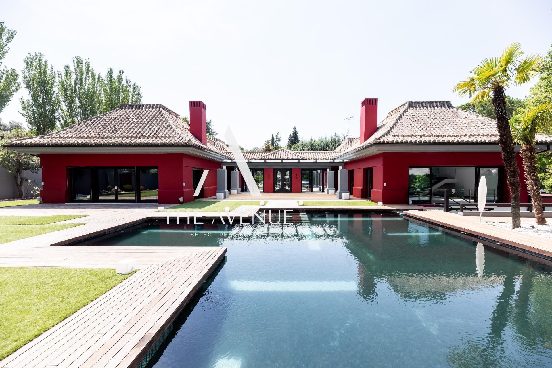 Vista exterior de Casa o xalet en venda en La Moraleja amb Aire condicionat, Jardí privat i Terrassa