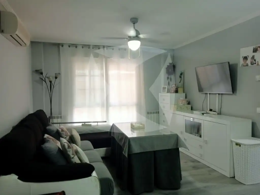 Sala d'estar de Casa adosada en venda en Cáceres amb Terrassa