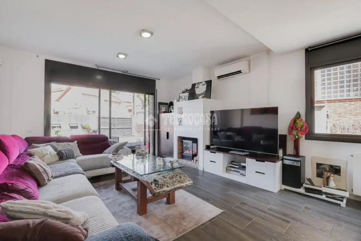 Sala d'estar de Casa adosada en venda en Montcada i Reixac amb Aire condicionat, Calefacció i Terrassa