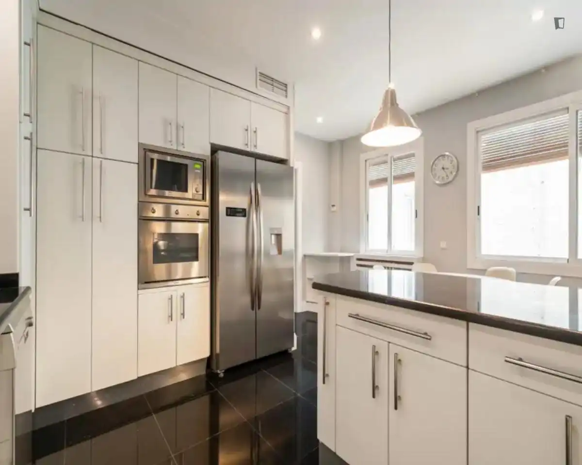 Cocina de Apartamento para compartir en Madrid con Aire acondicionado, Calefacción y Amueblado