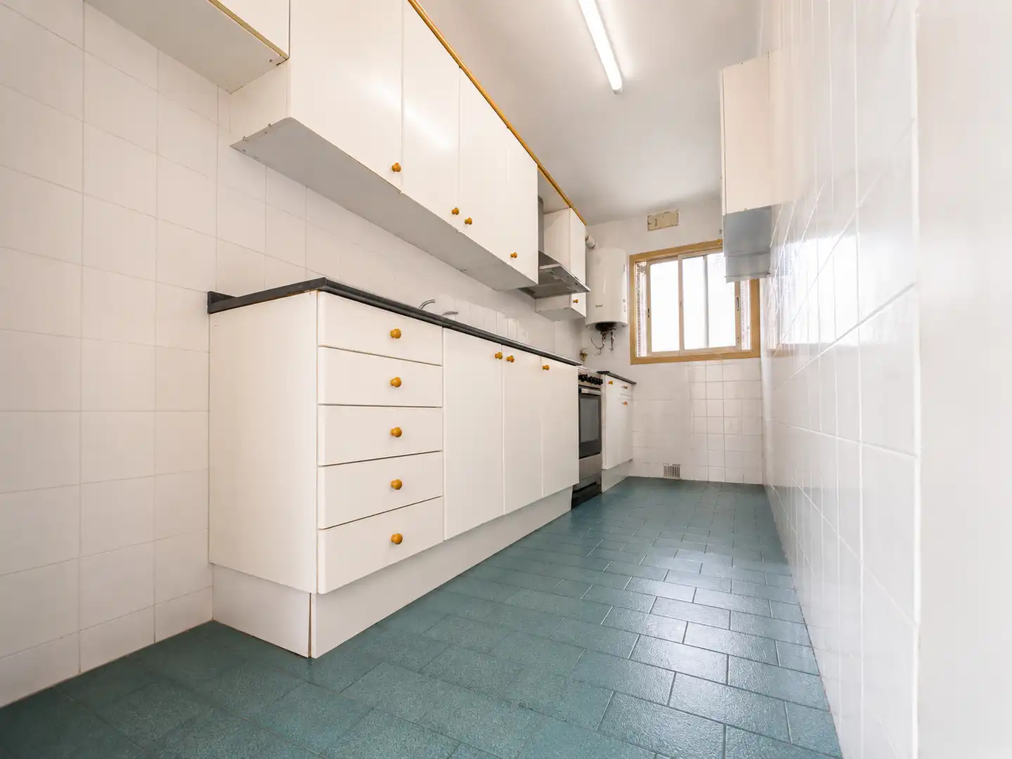 Küche von Wohnung zum Verkauf in Santa Coloma de Gramenet mit Klimaanlage, Heizung und Balkon