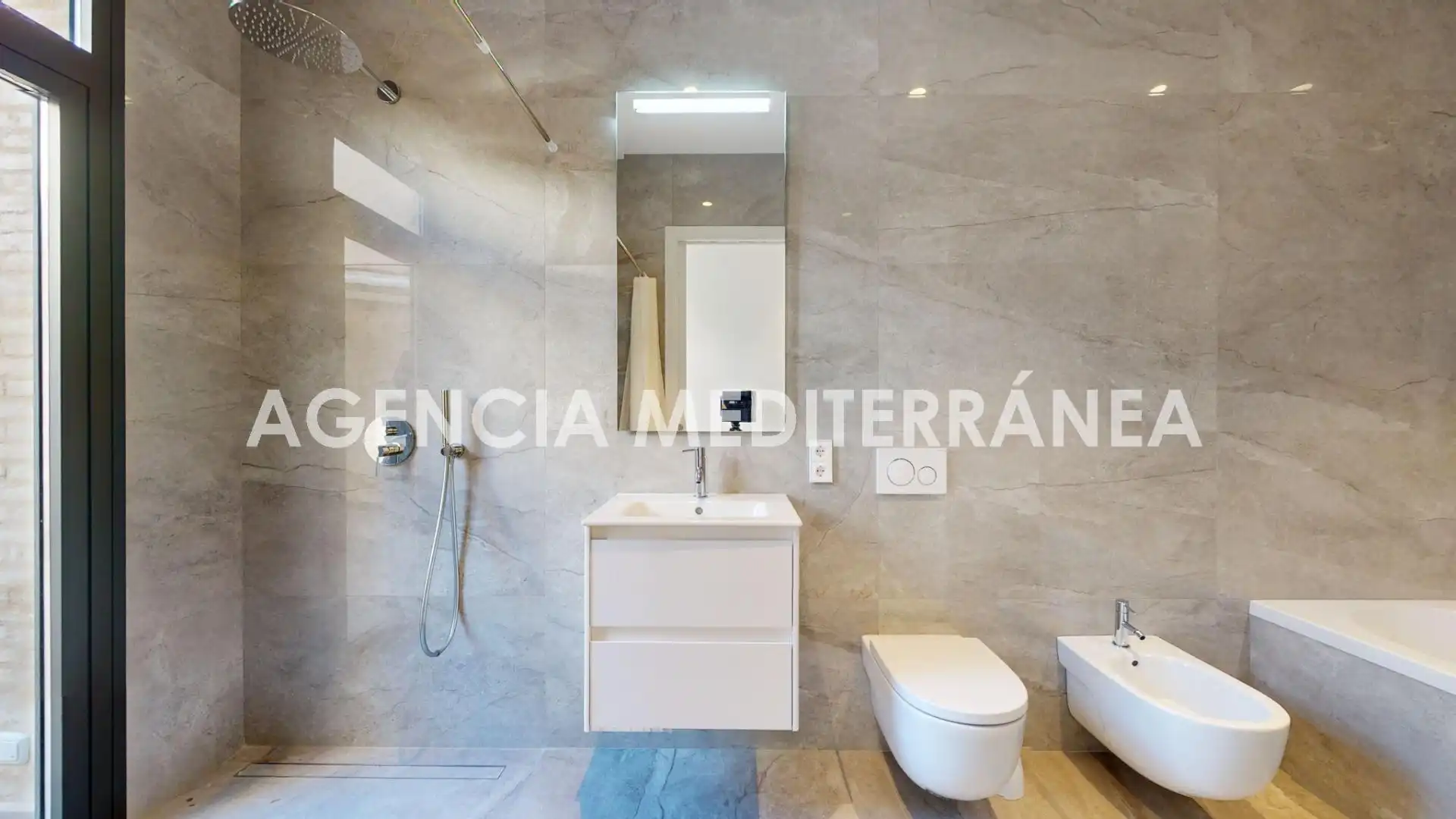 Baño de Piso en venta en Valencia con Aire acondicionado, Calefacción y Terraza