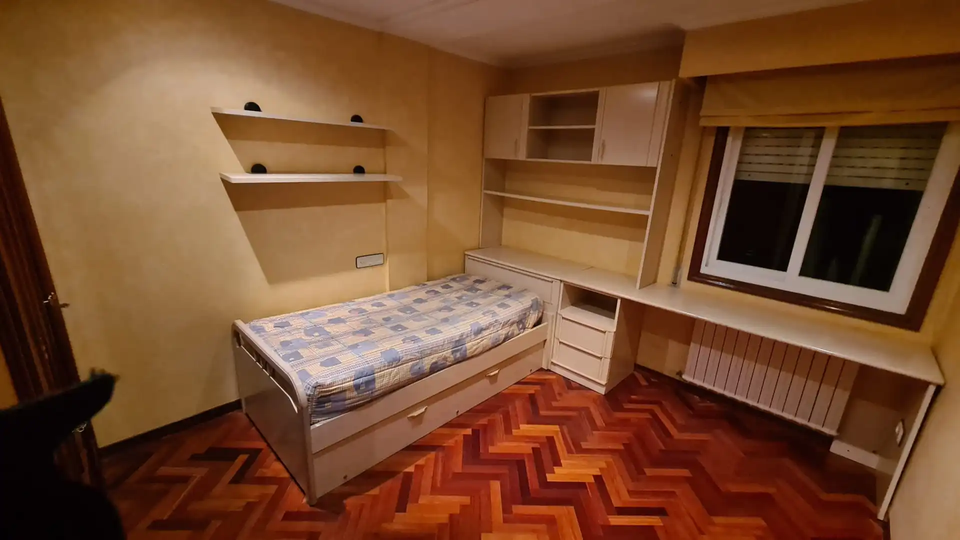 Dormitori de Pis de lloguer en Ourense Capital  amb Calefacció, Parquet i Moblat