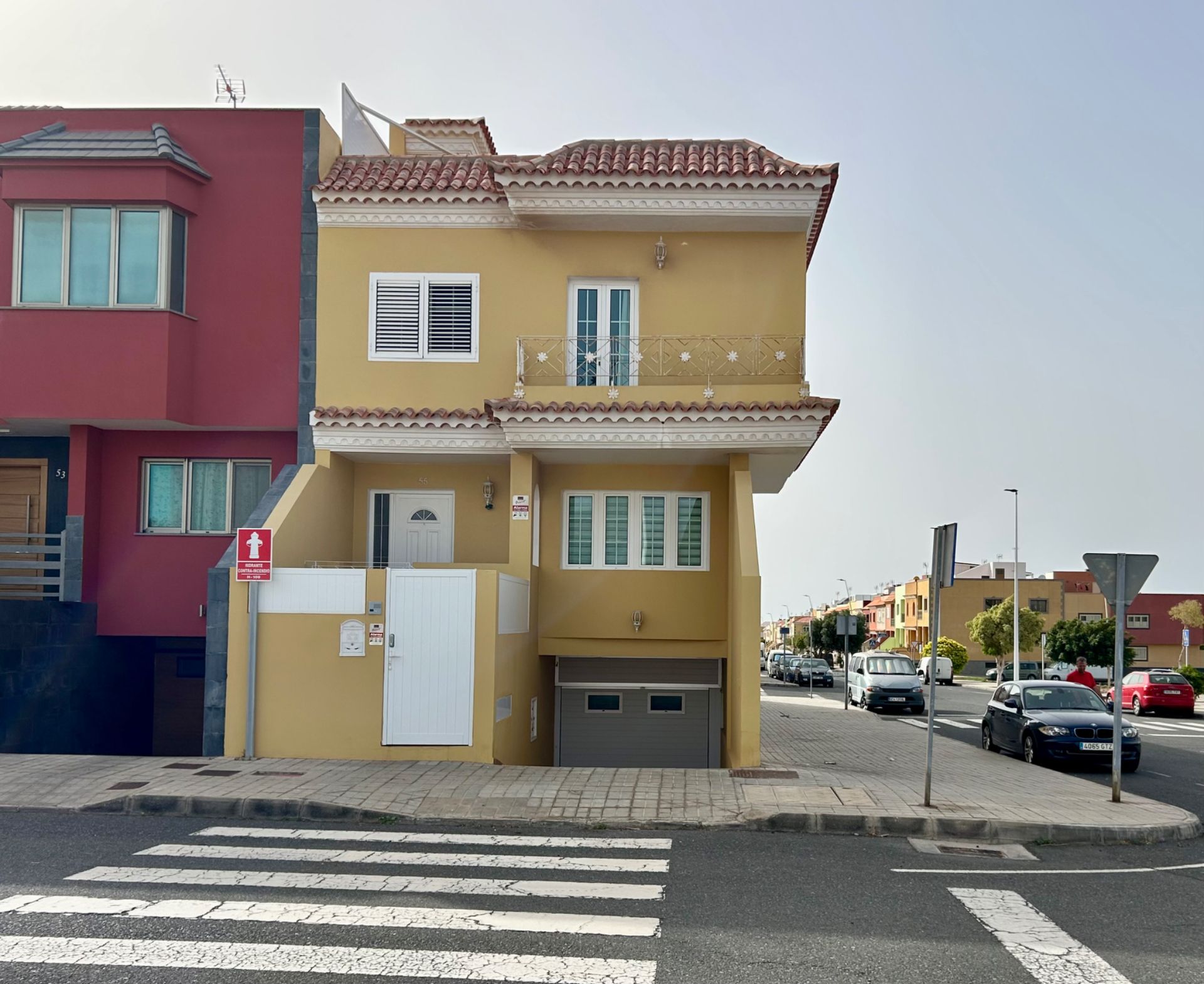 Vista exterior de Casa adosada en venda en Agüimes amb Aire condicionat, Terrassa i Forn