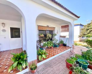 Vista exterior de Casa o xalet en venda en Chiclana de la Frontera amb Aire condicionat, Jardí privat i Terrassa