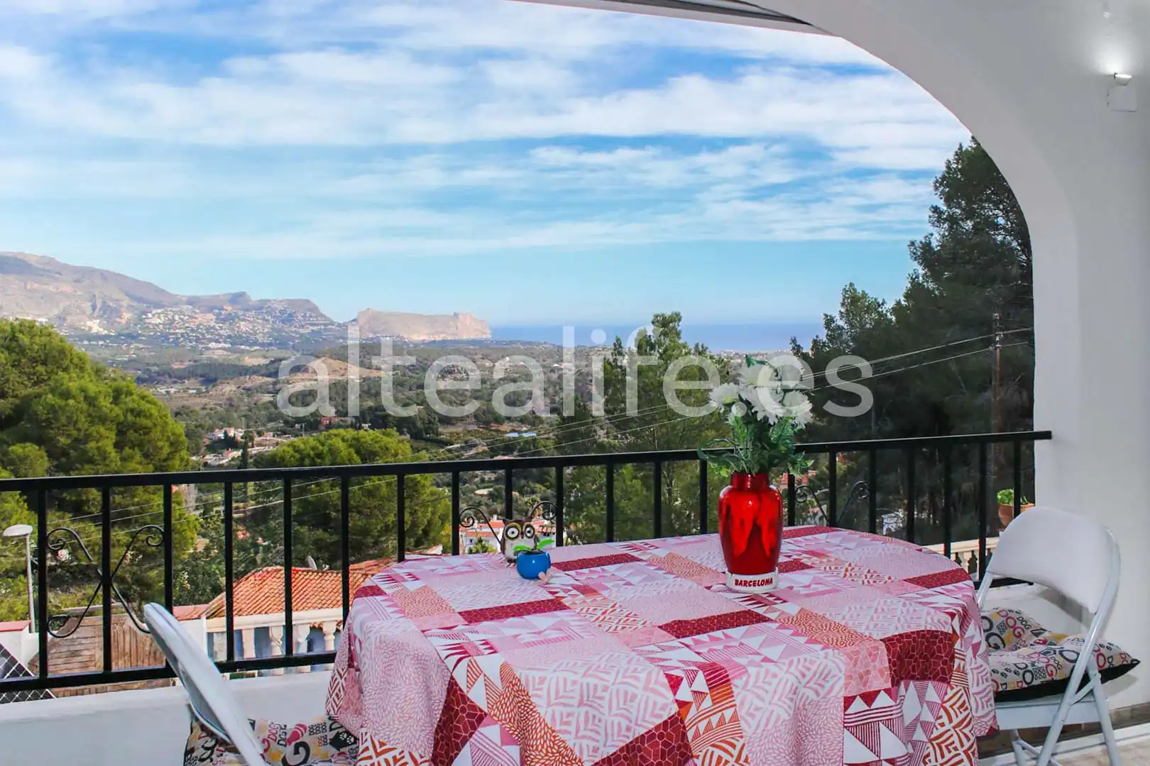 Vista exterior de Casa o xalet en venda en La Nucia amb Aire condicionat, Jardí privat i Terrassa