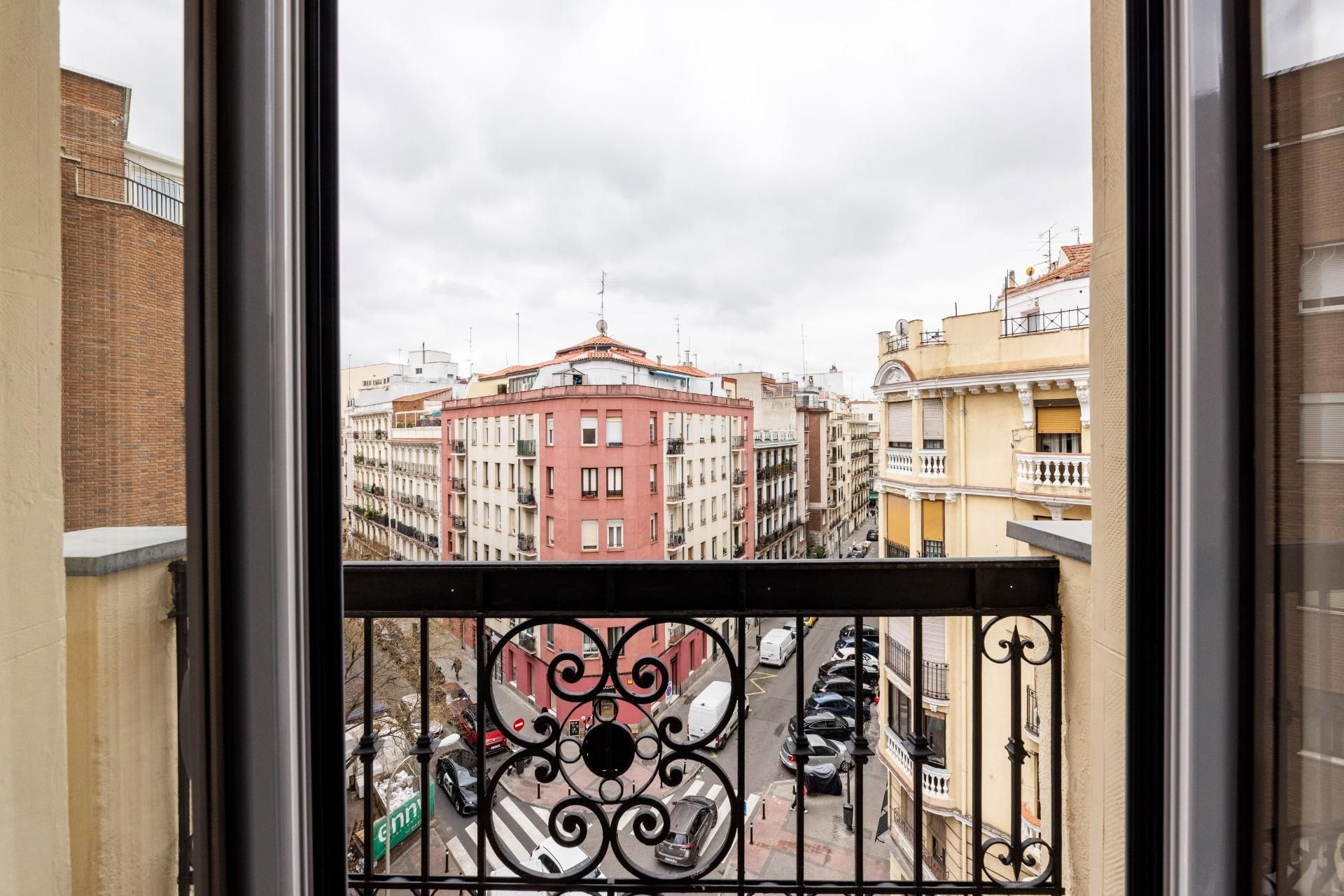 Bedroom of Flat to rent in  Madrid Capital  with Air Conditioner, Parquet flooring and Balcony