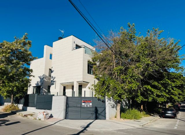 Vista exterior de Casa o xalet en venda en  Madrid Capital amb Aire condicionat, Calefacció i Jardí privat