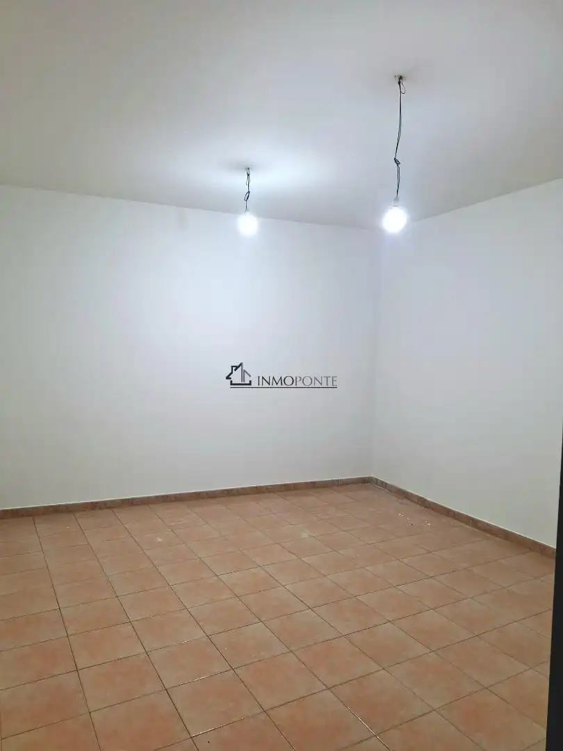 Habitación de Local de alquiler en Pontevedra Capital  con Amueblado