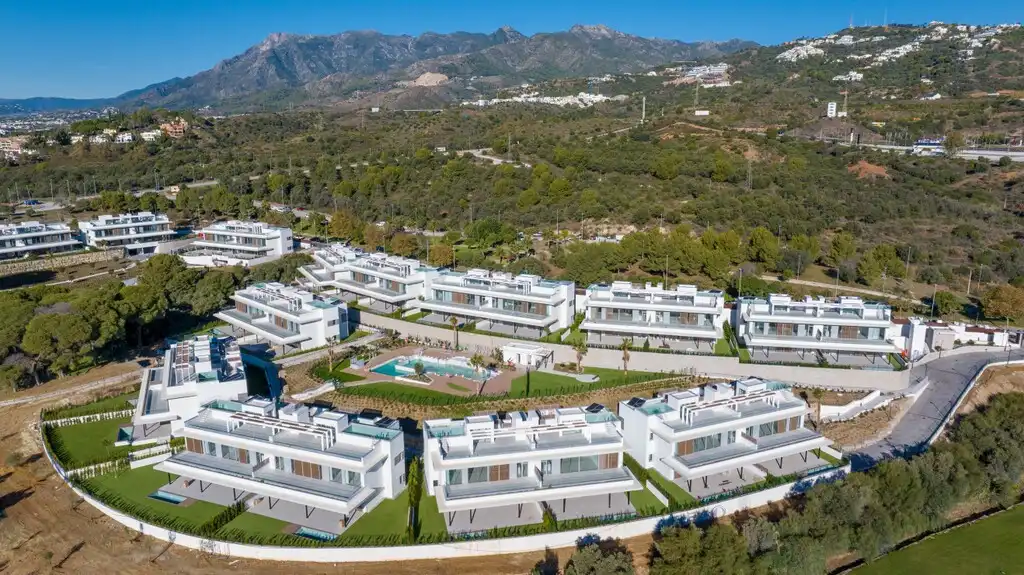 Vista exterior de Dúplex en venda en Marbella amb Terrassa i Piscina comunitària