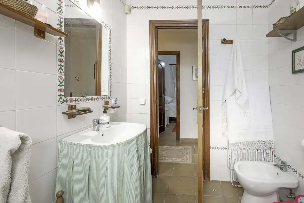 Bany de Casa o xalet en venda en Bollullos de la Mitación amb Aire condicionat, Calefacció i Jardí privat