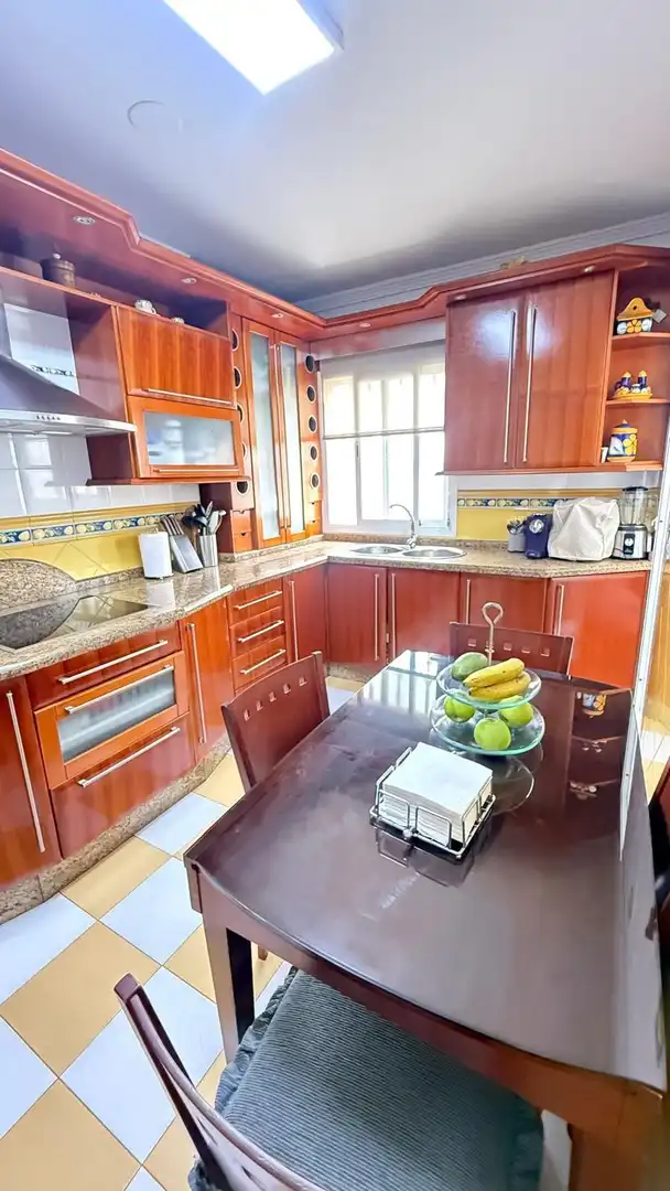 Küche von Wohnung zum Verkauf in Adra mit Klimaanlage, Heizung und Abstellraum