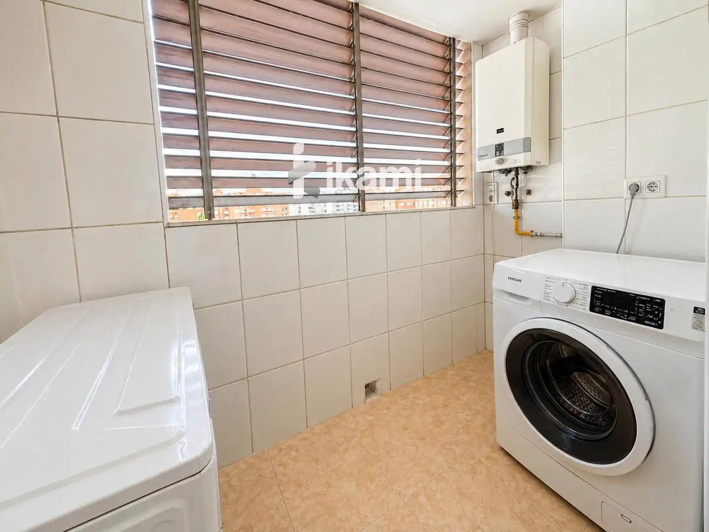 Baño de Piso en venta en Valencia con Aire acondicionado, Terraza y Piscina