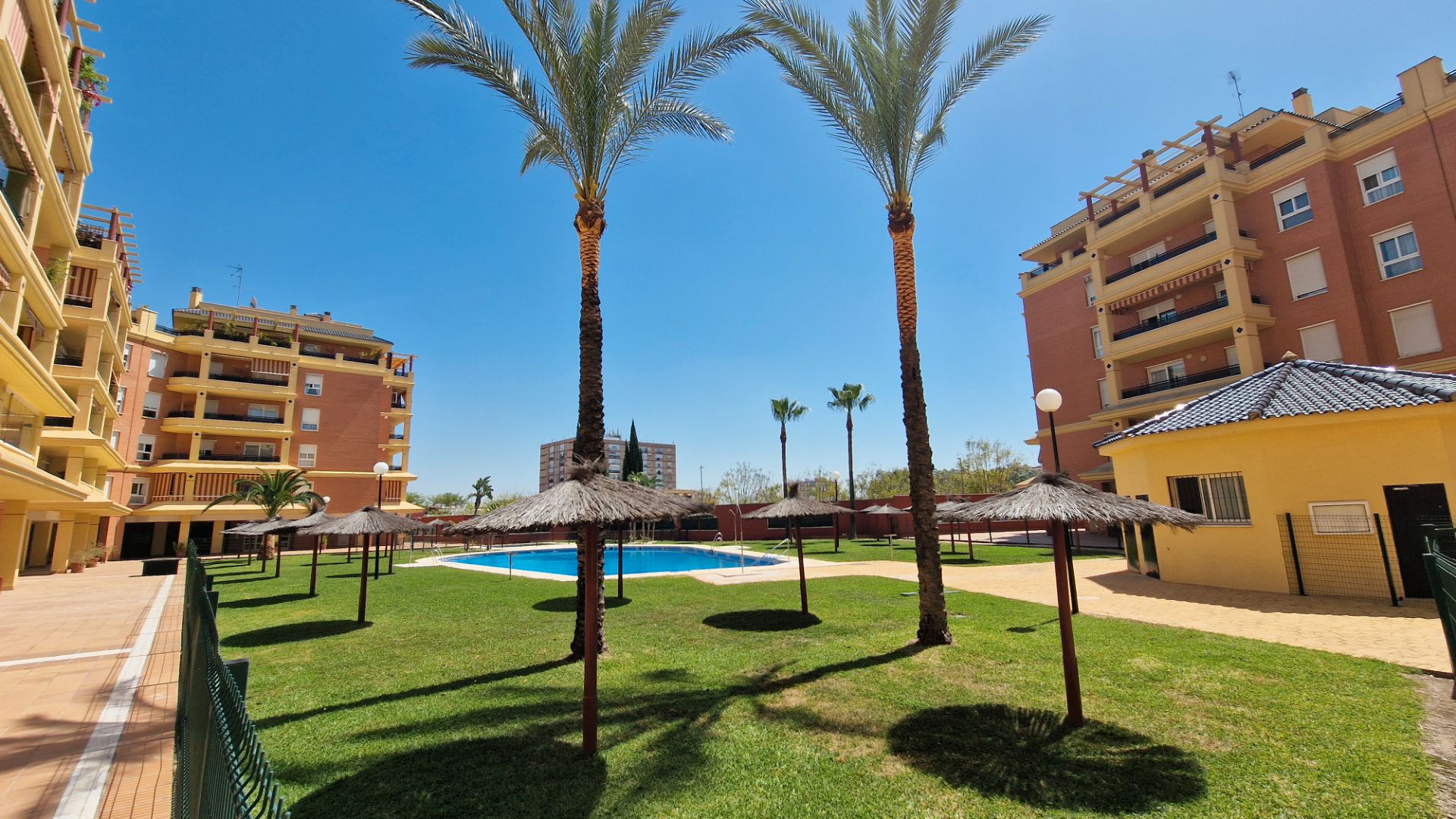Piscina de Pis de lloguer en San Juan de Aznalfarache amb Aire condicionat, Terrassa i Moblat