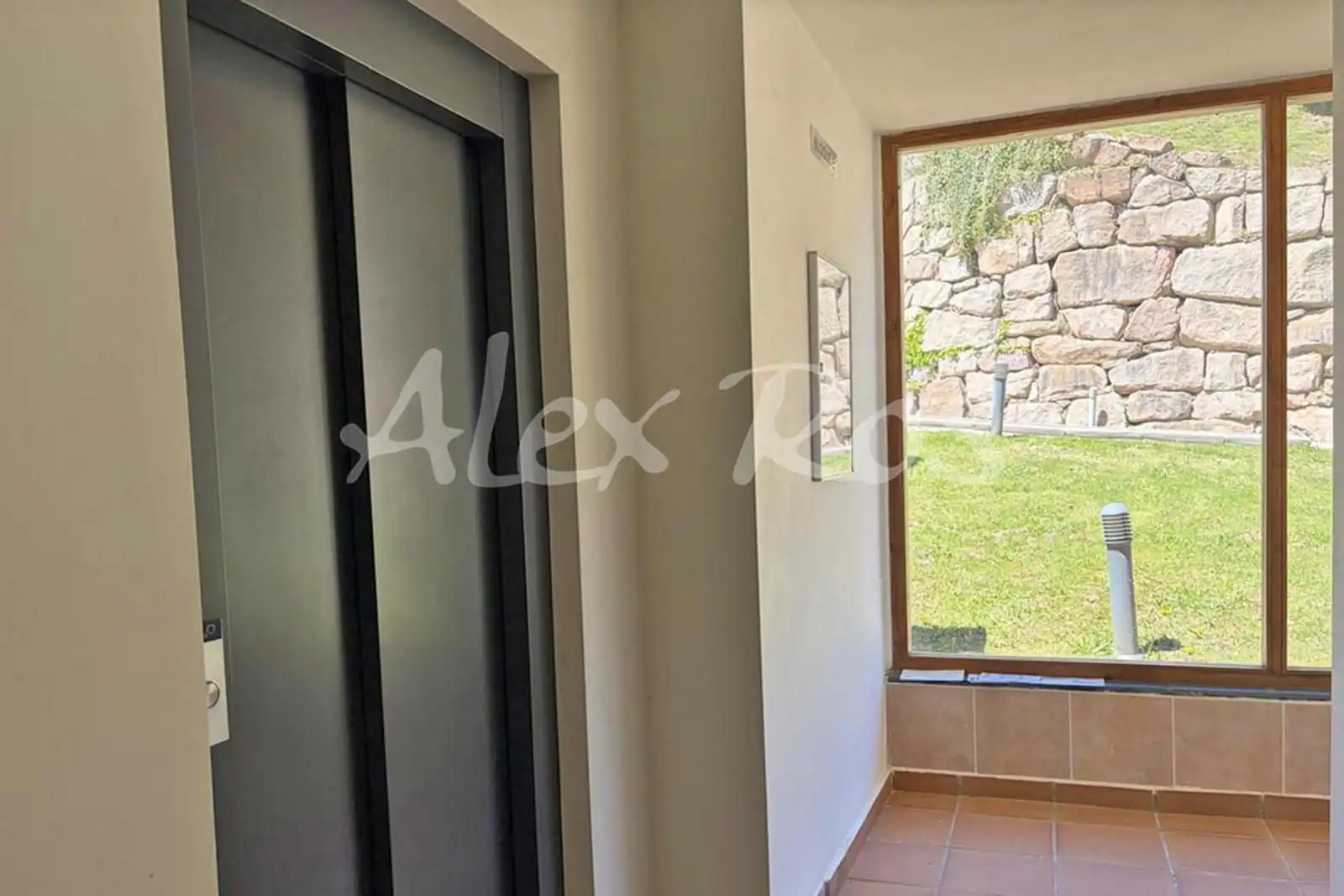 Wohnung zum Verkauf in Alp mit Heizung, Terrasse und Abstellraum