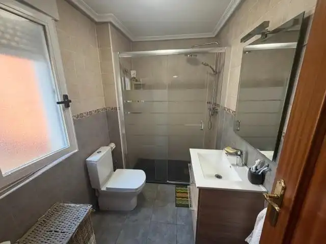 Bany de Dúplex en venda en León Capital  amb Calefacció i Parquet
