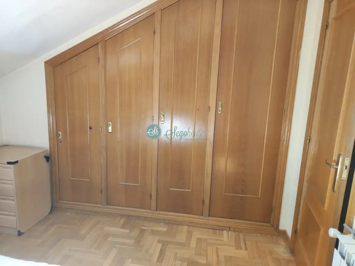 Habitación de Ático en venta en Segovia con Calefacción, Parquet y Amueblado