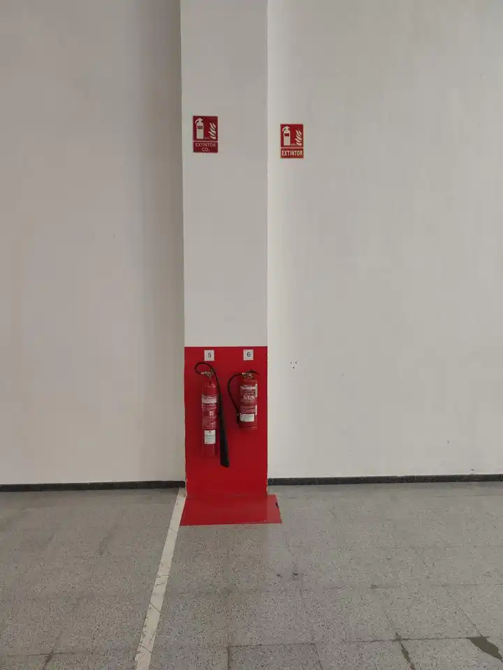 Parkplatz von Fabrikhallen zur Miete in Ibi