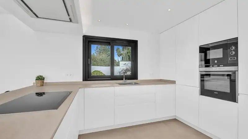 Cuina de Casa o xalet de lloguer en Marbella amb Aire condicionat, Calefacció i Jardí privat