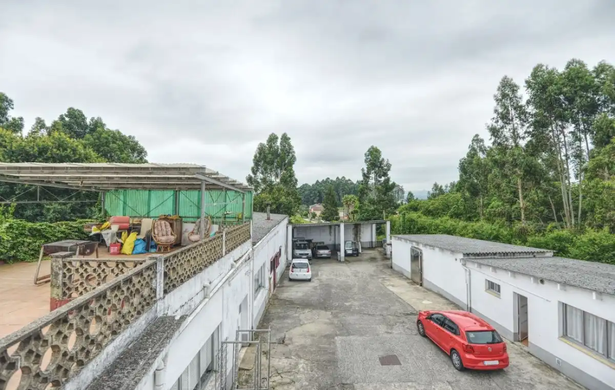 Vista exterior de Nave industrial en venta en Cambre 