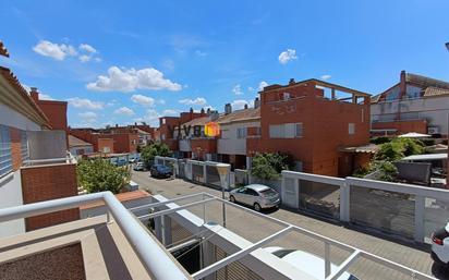 Vista exterior de Casa adosada en venda en San Juan de Aznalfarache amb Aire condicionat, Calefacció i Parquet